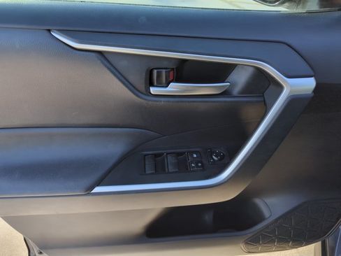 Used 2021 Toyota RAV4 XLE FWD image 10