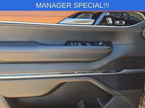 Used 2022 Jeep Grand Wagoneer Series III AWD/4WD image 15