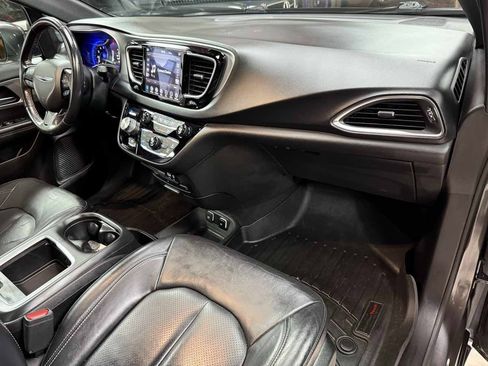 Used 2019 Chrysler Pacifica Touring-L Plus w/ Advanced Safetytec Group FWD image 11