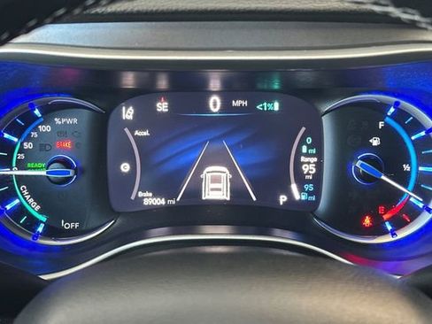 Used 2021 Chrysler Pacifica Touring-L FWD image 32