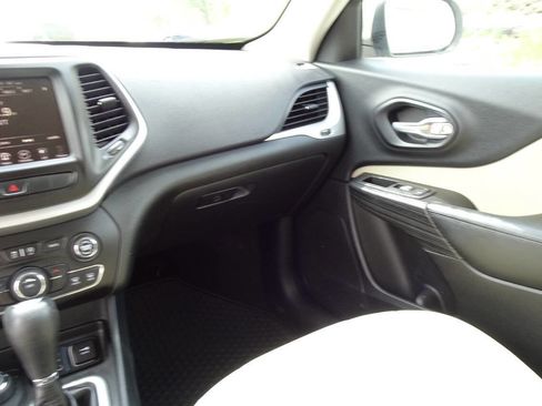Used 2015 Jeep Cherokee Latitude w/ Cold Weather Group AWD/4WD image 17