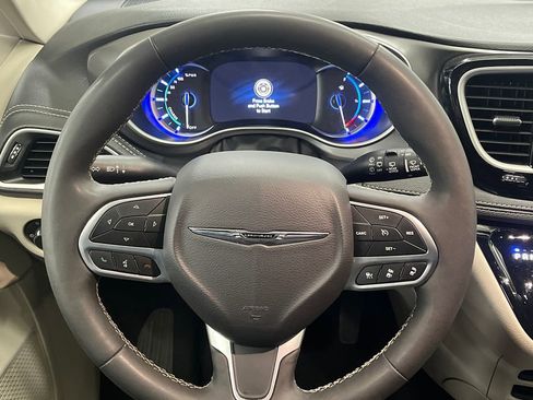 Used 2024 Chrysler Pacifica Select image 20