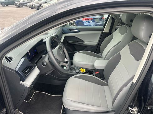 Used 2023 Volkswagen Taos SE w/ Panoramic Sunroof Package AWD/4WD image 11