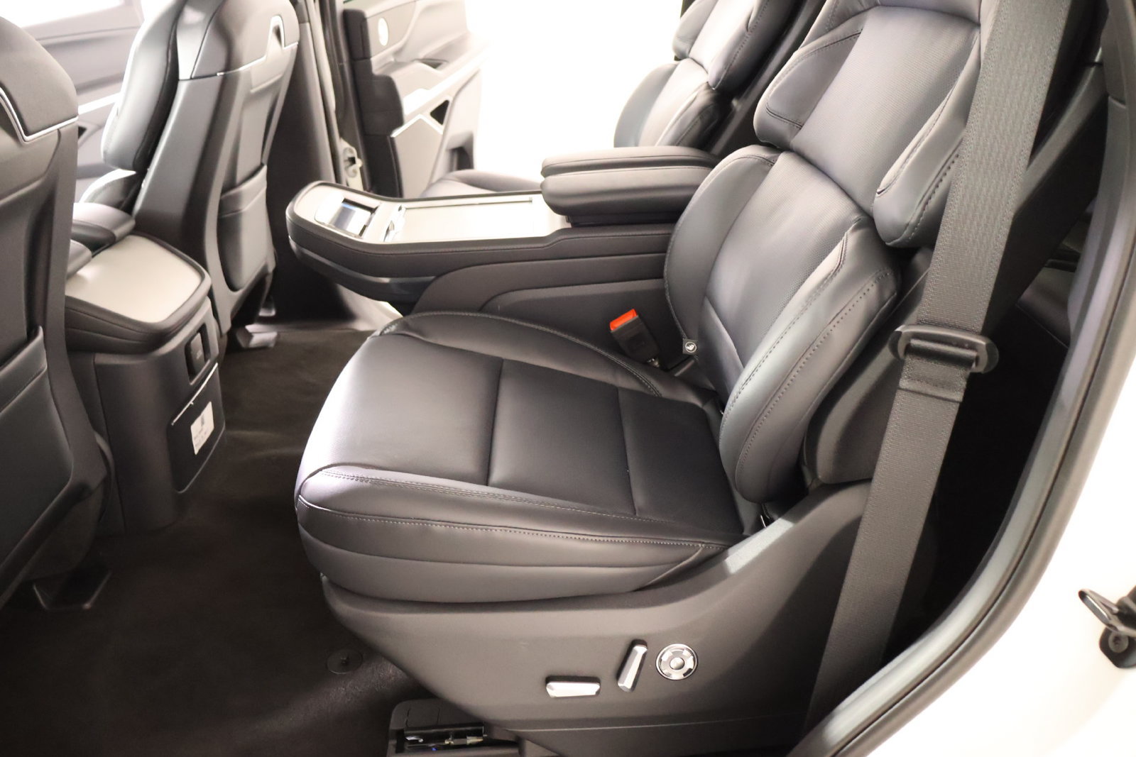 New 2026 Lincoln Navigator Reserve w/ Jet Appearance Package AWD/4WD image 13