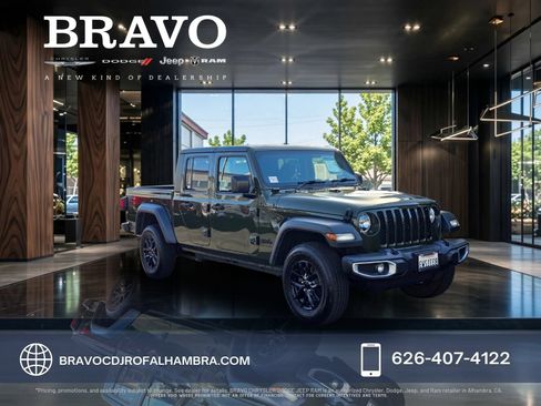 Used 2023 Jeep Gladiator Sport AWD/4WD image 1