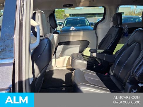 Used 2023 Chrysler Pacifica Touring-L FWD image 15