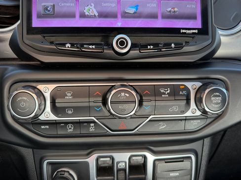 Used 2018 Jeep Wrangler Unlimited Sahara w/ Uconnect 4C Nav & Sound Group AWD/4WD image 11