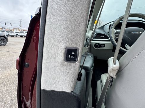 Used 2017 Chrysler Pacifica Platinum image 15