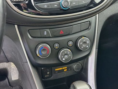 Used 2020 Chevrolet Trax LT w/ Sun & Sound Package FWD image 19