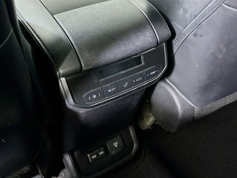 Used 2023 Toyota Highlander Limited FWD image 32