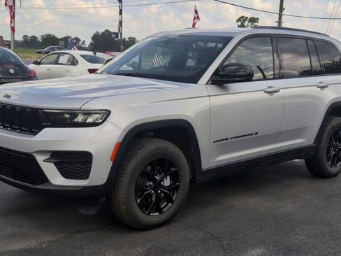 Used 2024 Jeep Grand Cherokee Altitude AWD/4WD image 4