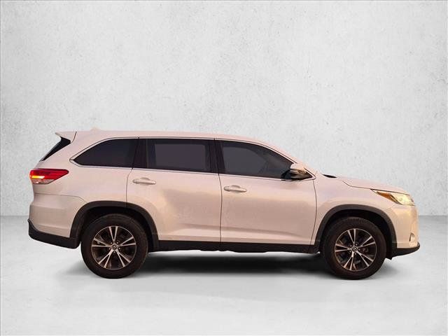 Used 2019 Toyota Highlander Plus FWD image 4