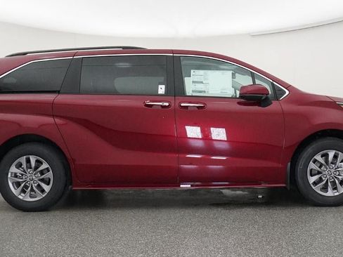 New 2026 Toyota Sienna XLE FWD image 27