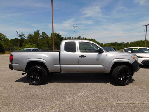 Used 2018 Toyota Tacoma SR AWD/4WD image 4