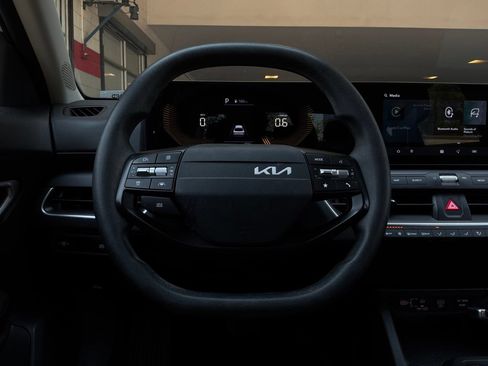 Used 2025 Kia K4 FWD image 32