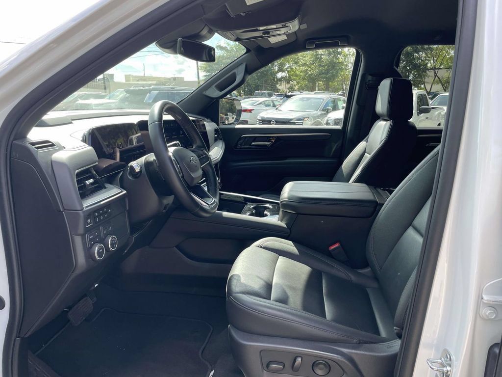 Used 2025 Chevrolet Suburban Z71 AWD/4WD image 15