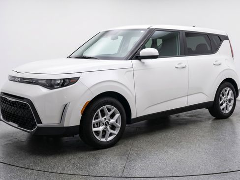 Used 2025 Kia Soul LX w/ LX Technology Package FWD image 3