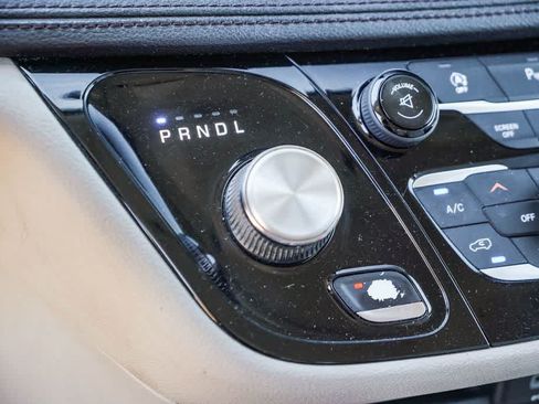 Used 2017 Chrysler Pacifica Limited w/ UConnect Theater Package FWD image 19