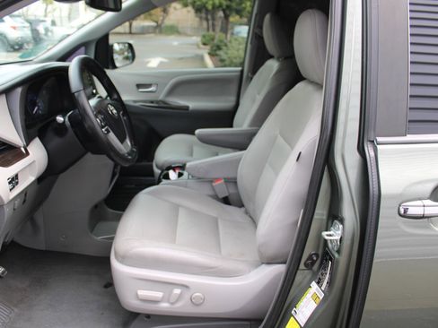 Used 2020 Toyota Sienna XLE w/ XLE Navigation Package image 31