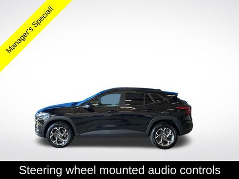Used 2025 Chevrolet Trax LT w/ LT Convenience Package FWD image 16