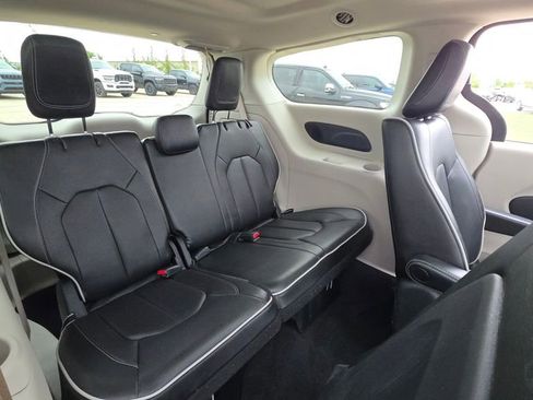 Certified 2022 Chrysler Pacifica Limited FWD image 17