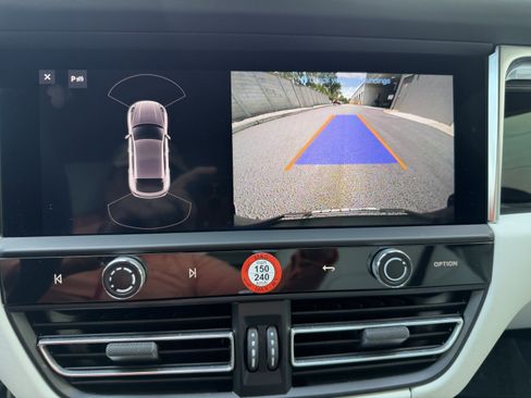 Certified 2023 Porsche Macan AWD/4WD image 30