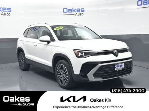 Used 2025 Volkswagen Taos SE FWD image 1