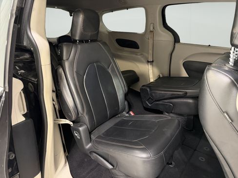 Used 2017 Chrysler Pacifica Touring-L FWD image 12
