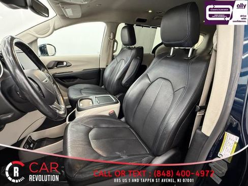 Used 2021 Chrysler Pacifica Touring-L image 19