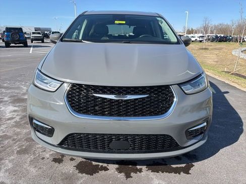 Used 2023 Chrysler Pacifica Touring-L FWD image 3