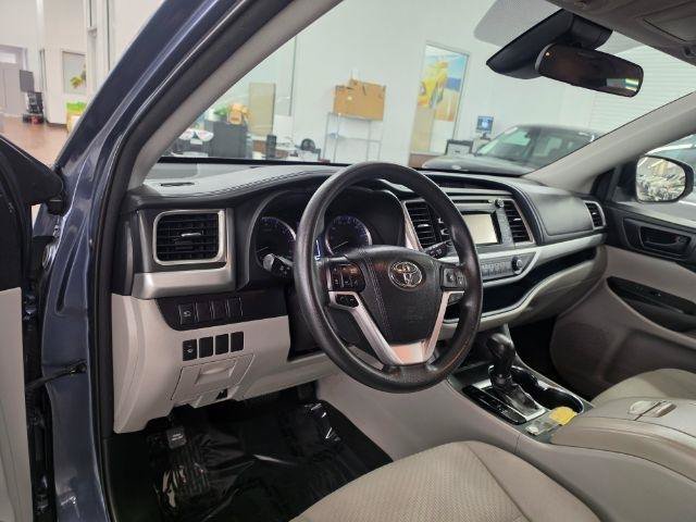 Used 2018 Toyota Highlander LE w/ Carpet Mat Package (TMS) FWD image 8