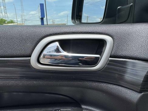 Used 2019 Jeep Grand Cherokee Laredo AWD/4WD image 25