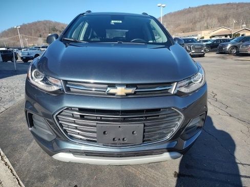 Used 2022 Chevrolet Trax LT w/ LT Convenience Package image 2
