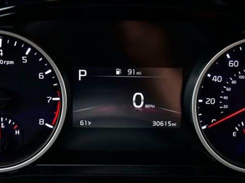 Used 2024 Kia Carnival EX FWD image 32