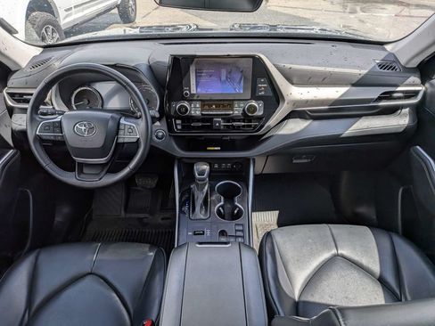 Used 2023 Toyota Highlander XLE FWD image 16