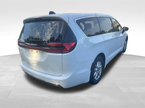 Used 2023 Chrysler Pacifica Touring-L FWD image 21