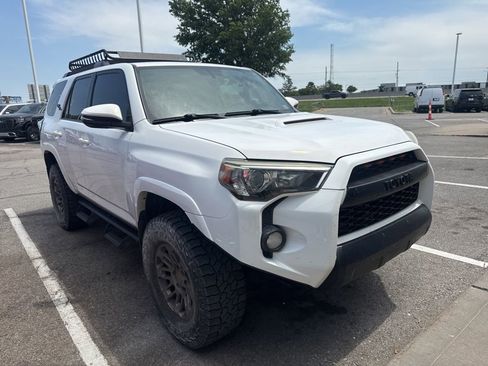 Used 2018 Toyota 4Runner TRD Off-Road Premium AWD/4WD image 2