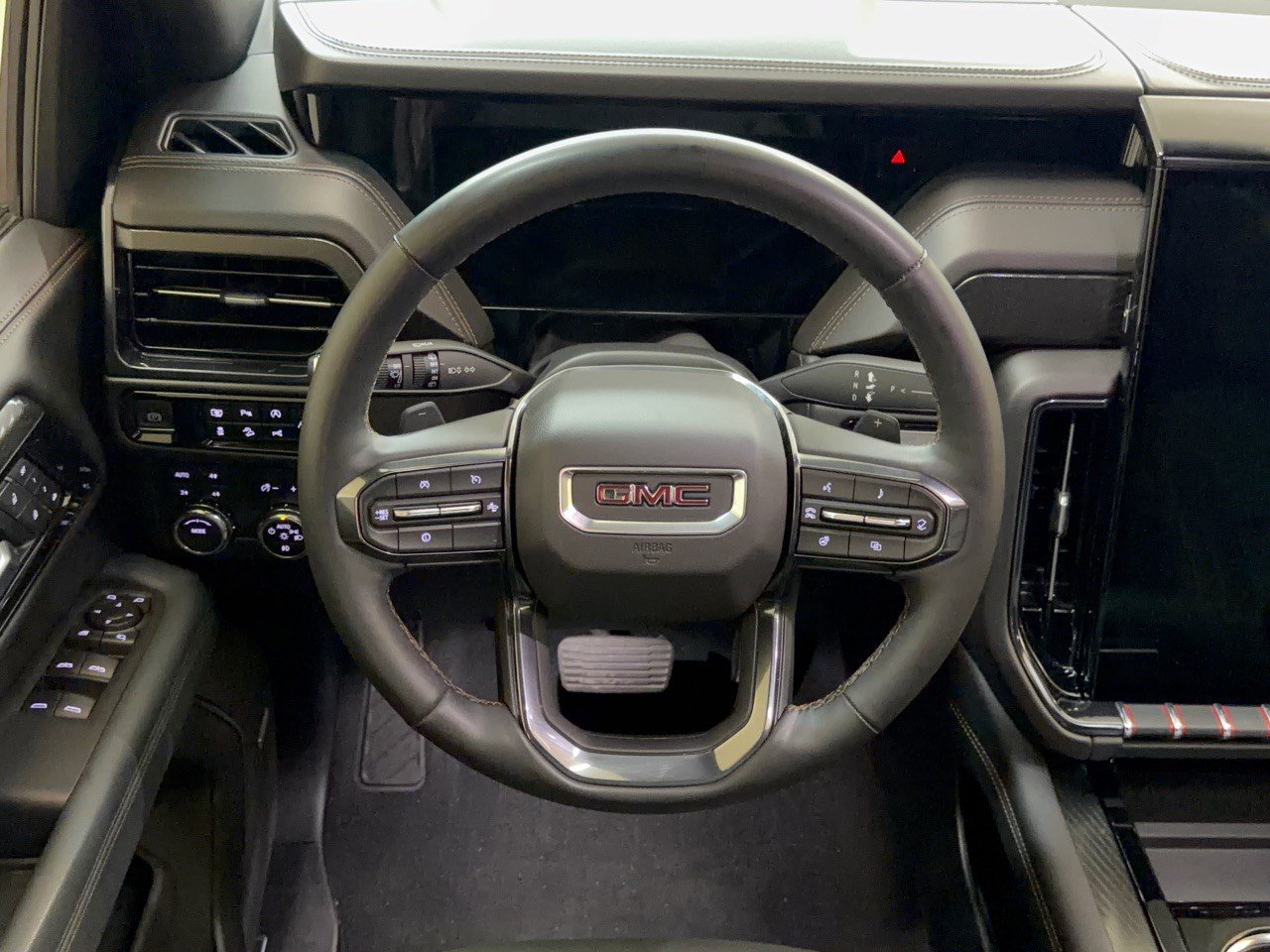 Used 2025 GMC Yukon AT4 w/ AT4 Premium Package AWD/4WD image 10