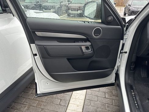 New 2024 Land Rover Discovery Dynamic SE image 11