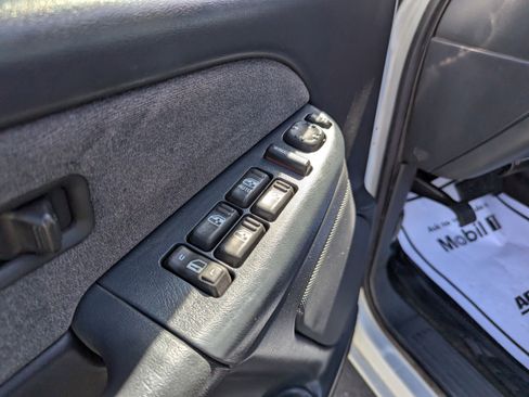 Used 2002 Chevrolet Silverado 2500 LS w/ Off-Road Skid Plate Pkg AWD/4WD image 11