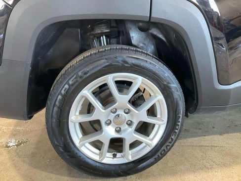 Used 2019 Jeep Renegade Latitude w/ Cold Weather Group image 32