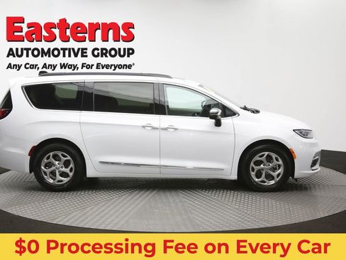 Used 2023 Chrysler Pacifica Limited FWD image 48