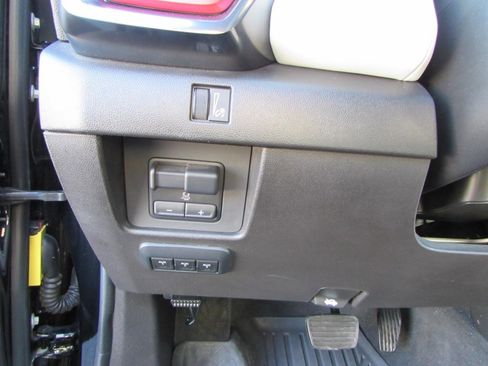 Used 2024 GMC Canyon AT4X w/ AT4X AEV Edition image 17