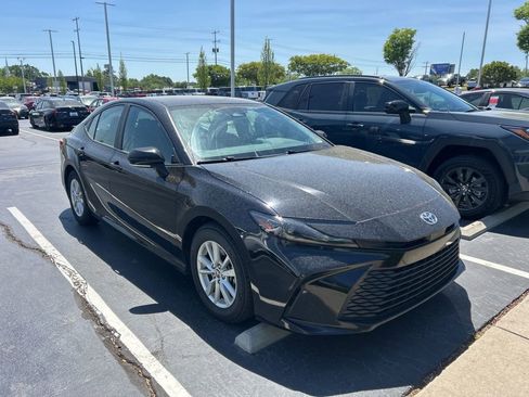 Used 2025 Toyota Camry LE image 1
