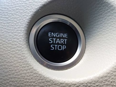 Used 2022 Toyota Corolla Cross LE AWD/4WD image 29