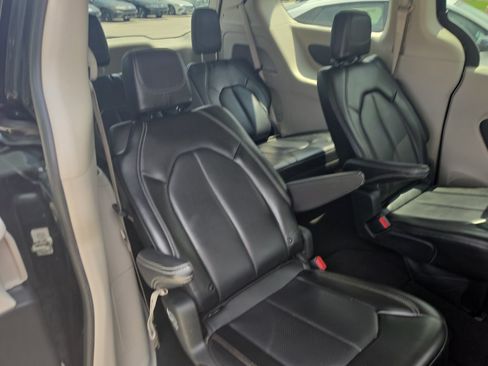 Used 2023 Chrysler Pacifica Touring-L FWD image 12
