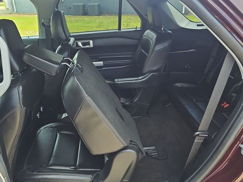 Used 2022 Ford Explorer XLT w/ Equipment Group 202A AWD/4WD image 18