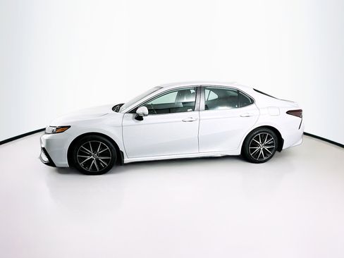 Used 2023 Toyota Camry SE image 4