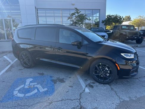 New 2026 Chrysler Pacifica Select image 37