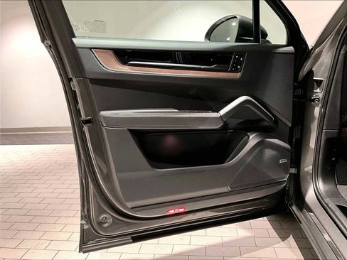 Used 2025 Porsche Cayenne E-Hybrid image 25